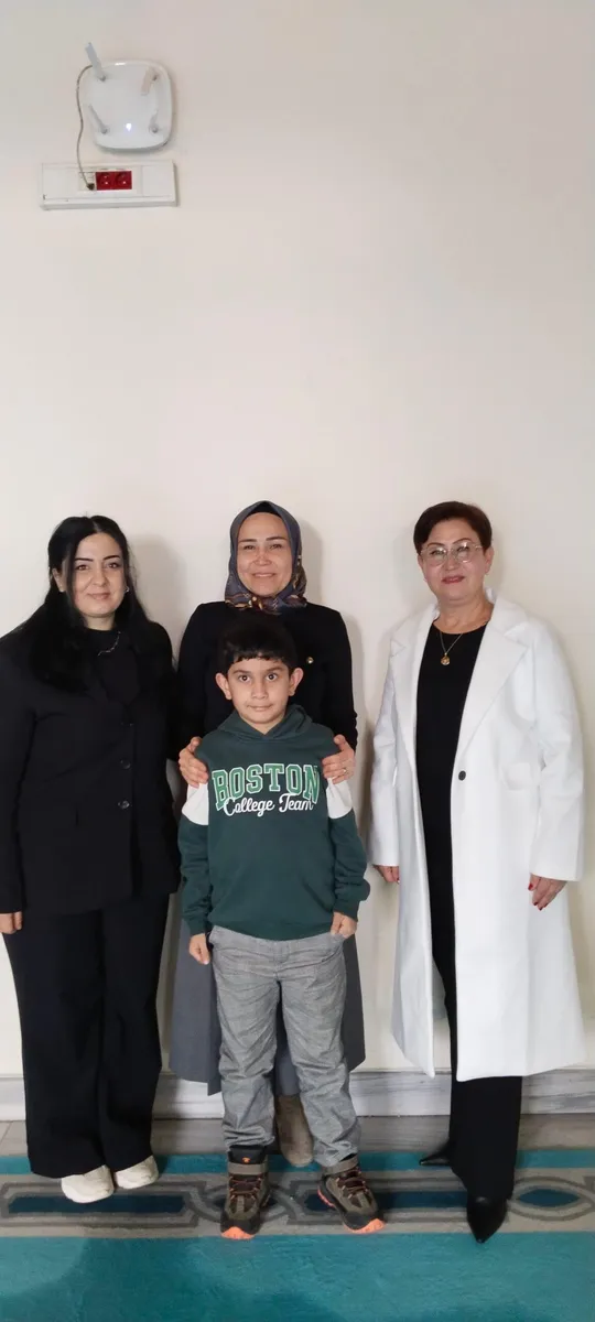 Melek Kener eğiticisi bir öğrenciye birebir ilgi gösteriyor, veli de yanlarında